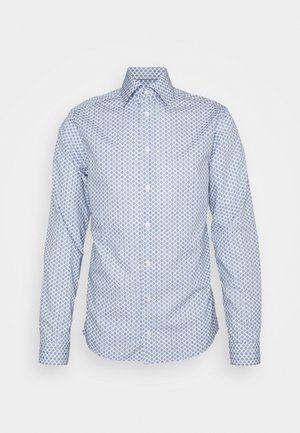 Chemise bleu clair à manches longues avec un petit motif circulaire bleu foncé, col italien et manches avec poignets.