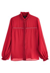 Blusa roja de manga larga, con cuello volante, cierre de botones, costura decorativa en el pecho y puños fruncidos. Tela suave y ligera.