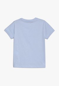 Světle modré krátkosrsté bavlněné tričko s kulatým výstřihem, které má hladkou texturu a jednoduchý design. Žádné viditelné logo nebo vzory.