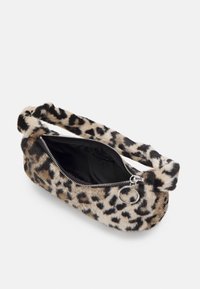 Petit sac à main avec une fermeture éclair ouverte, extérieur en fausse fourrure imprimé léopard, et un anneau de tirette en métal argenté en forme de cercle sur fond blanc.