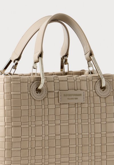 Τσάντα χειρός από μπεζ υφαντό δέρμα με διπλές λαβές και μεταλλικά εξαρτήματα, με ανάγλυφη πλακέτα λογοτύπου Emporio Armani Milano 1981.