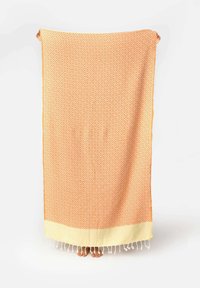 Orange mønstrede tæppe med diamantdesign og gul frynse forneden. Lavet af blødt, tekstureret stof.