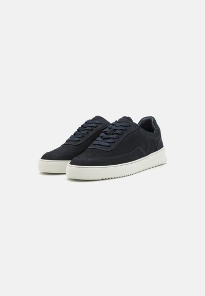 Marineblå semi-skinn-sneakers med hvit gummisåle, med avrundet tå, strukturert overflate og matchende snørebånd. Ingen synlig merking.