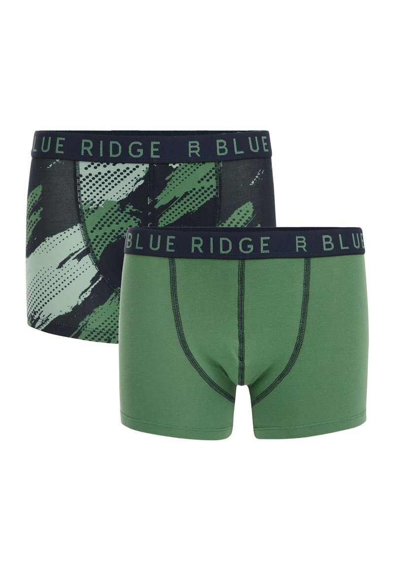 Dva para moških boksaric; ena je temna z zeleni in črno grafičnim vzorcem, druga pa je enobarvno zelena, obe z mornarsko modrim pasom.