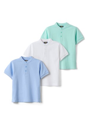 Drei Henley-Shirts mit kurzen Ärmeln in Pastellblau, Weiß und Mintgrün, jeweils mit rundem Kragen und drei Knöpfen.