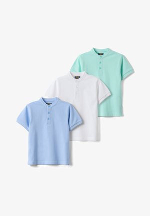 Trois chemises henley à manches courtes en bleu pastel, blanc et vert menthe, chacune avec un col rond et trois boutons.