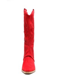 Bota vaquera de ante rojo con punta afilada, patrones de costura intrincados, detalles recortados en el cañón y una suela plana marrón.