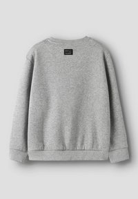 Sudadera de manga larga gris claro con puños y dobladillo acanalados, mostrando la parte trasera con una pequeña etiqueta negra que dice "CREA TU MAÑANA".