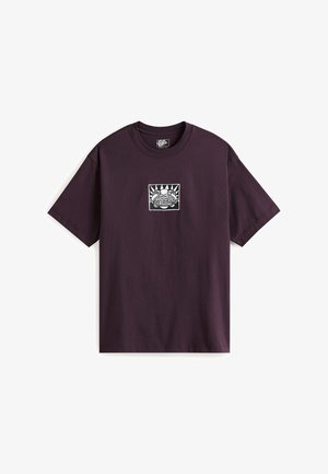 T-shirt a maniche corte e scollo rotondo di cotone viola scuro. Presenta una stampa grafica bianca centrata sul petto con accenti geometrici.