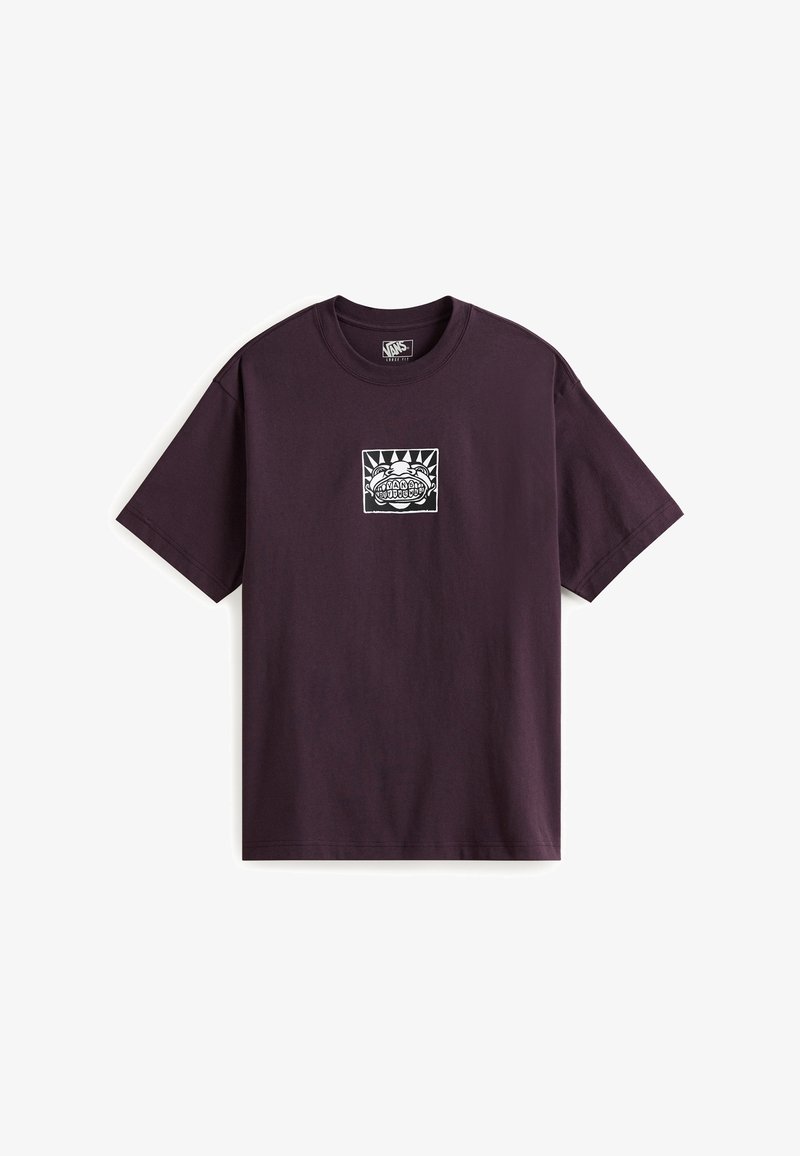 T-shirt s krátkým rukávem a kulatým výstřihem v tmavě fialové barvě z bavlny. Na hrudi se nachází bílý grafický potisk se střídmými geometrickými akcenty.