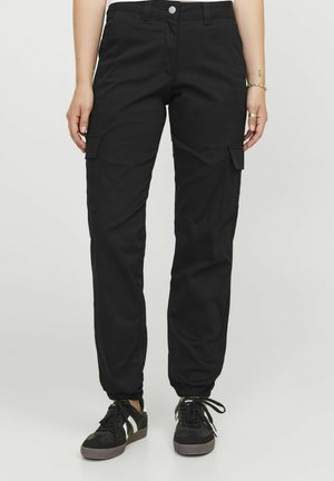 Pantaloni cargo neri con polsini elasticizzati, tasche laterali e patta con zip. Realizzati in un tessuto leggero, con una texture liscia.