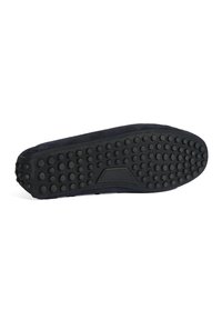 Schwarze Wildledersohle mit einem strukturierten Gummiboden, der runde, erhabene Punkte für besseren Halt bietet. Elegantes, minimalistisches Design ohne sichtbare Markenkennzeichnung.