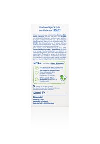 NIVEA Derma Skin Clear UV Fluid, 40ml, präsentiert eine weiße Verpackung mit blauer Schrift. Enthält umweltfreundliche Informationen und Ansprüche auf UV-Schutz.