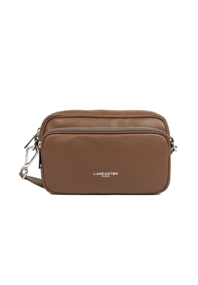 Borsa a tracolla in pelle marrone con hardware argento, dotata di doppie tasche con zip e logo "LANCASTER PARIS" impresso sul davanti.