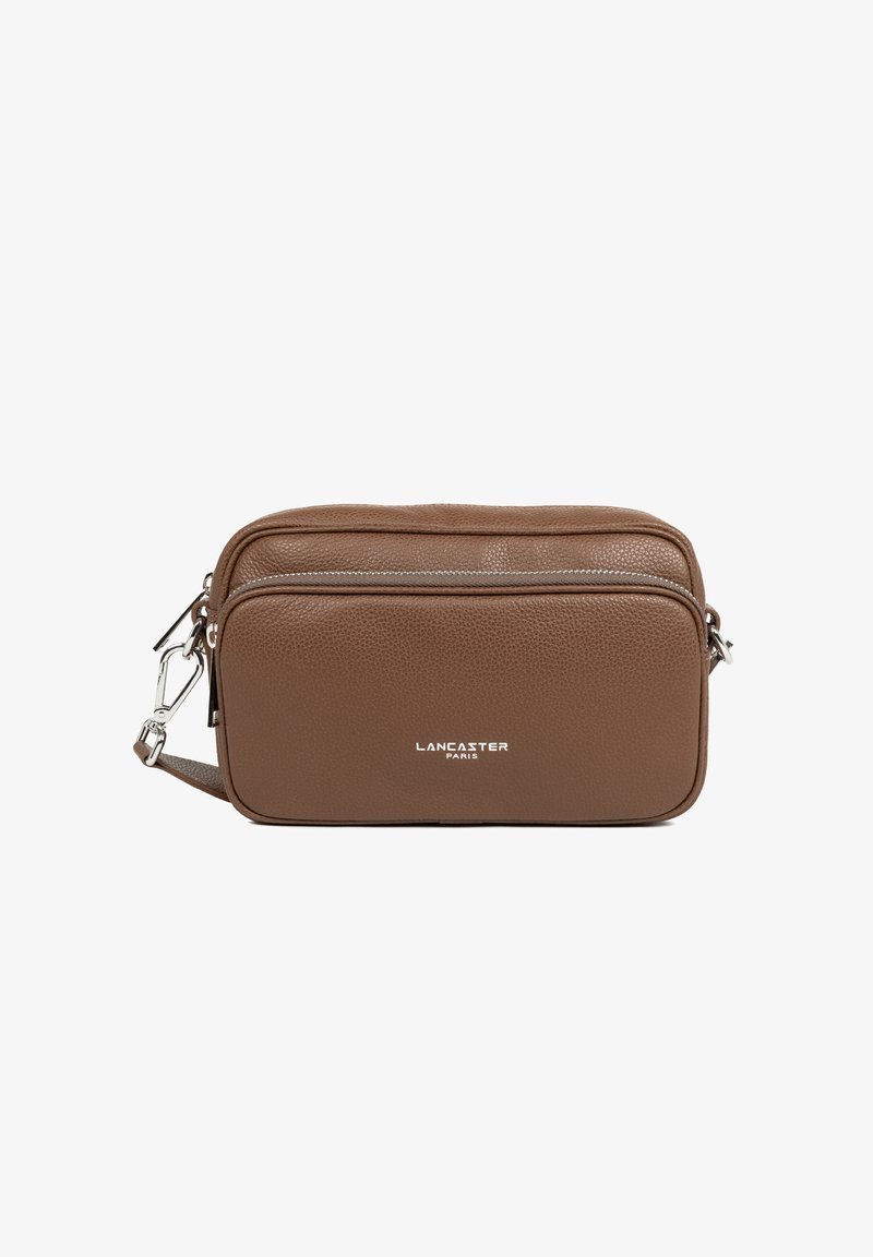 Borsa a tracolla in pelle marrone con hardware argento, dotata di doppie tasche con zip e logo "LANCASTER PARIS" impresso sul davanti.