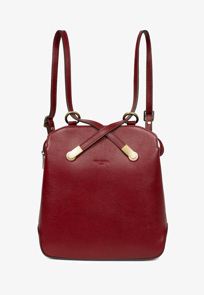 Czerwona skórzana torebka z paskami do noszenia na krzyż, w konstrukcyjnym kształcie, ze złotymi akcentami i gładką teksturą. Posiada zamek błyskawiczny na górze.