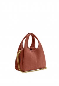 Petit sac à main en daim marron avec une poignée arrondie et une bandoulière chaîne dorée, présenté sur fond blanc.