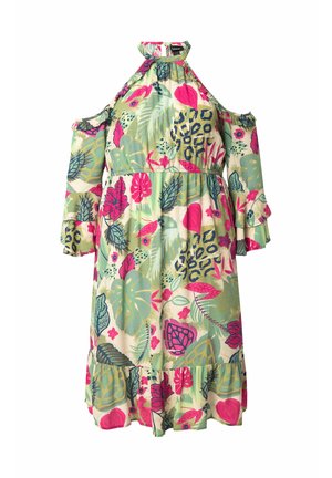 Šaty s květinovým potiskem, které mají krk na zavazování, rukávy s odhalenými rameny, volánky a rozšířený lem v zelených, růžových a modrých odstínech.
