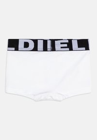 Bele boksarice iz bombažne tkanine z debelim črnim pasom, ki ima na sebi napis "DIESEL" v svetlo sivi barvi.