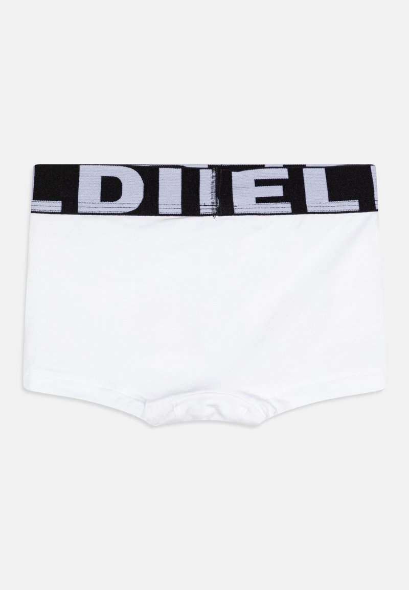 Weiße Boxershorts aus Baumwolle mit einem breiten schwarzen Bund, der das Wort "DIESEL" in hellgrauen Buchstaben trägt.