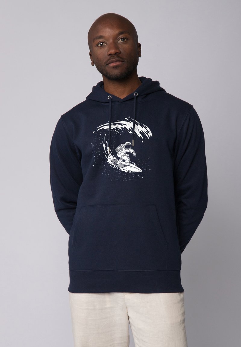 Marineblauwe pullover hoodie van een katoenmix met een voorzak en een capuchon met trekkoord. Bevat een witte afbeelding van een astronaut die op een golf surft.