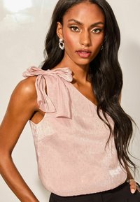 Lipsy REGULAR FIT HOTFIX ONE SHOULDER BOW - Pluus - pink
