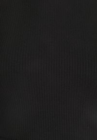 Schwarzer gerippter Stoff mit einer glatten Textur, der vertikale Linien aufweist. Der Stoff ist dehnbar und anliegend, geeignet für verschiedene Stile.