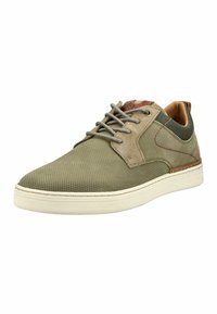 Legerer olivgrüner Sneaker mit perforierter Zehenpartie, Wildleder- und Stoffpaneelen, Schnürverschluss und weißer Gummisohle.