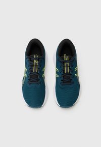 Baskets d'entraînement bleu canard avec des lacets noirs et une tige en mesh, dotées d'une semelle blanche et d'accents jaune fluo sur les côtés et la languette.
