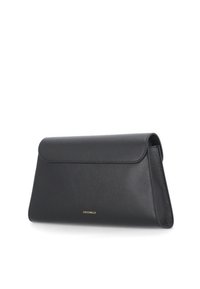 Borsa a pochette in pelle nera con una forma rettangolare strutturata, superficie leggermente texturizzata e chiusura con patta magnetica. Presenta dettagli del logo dorato.