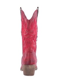 Bota vaquera de cuero rojo con intrincados patrones florales en relieve, punta afilada y un tacón de madera apilada. La vista trasera muestra los detalles y la costura.