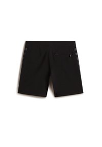 Shorts de bain noirs avec une taille plate, une poche arrière et des accents rayés discrets sur les côtés. Texture lisse, longueur au-dessus du genou.