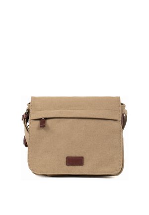 Sac bandoulière en toile beige avec rabat avant, languette en cuir marron et bandoulière réglable, design simple et décontracté.