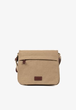 Sac bandoulière en toile beige avec rabat avant, languette en cuir marron et bandoulière réglable, design simple et décontracté.