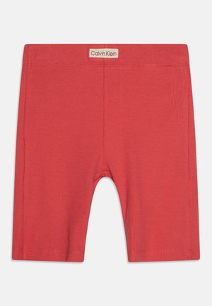 Røde ribstrikkede shorts med et Calvin Klein-mærke placeret midt på den elastiske talje, velegnet til afslappet brug.