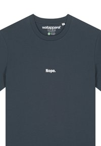 Marineblauwe katoenen T-shirt met korte mouwen, met een ronde hals en de tekst "Nope." in het wit op de voorkant. Zachte textuur, minimalistisch ontwerp.