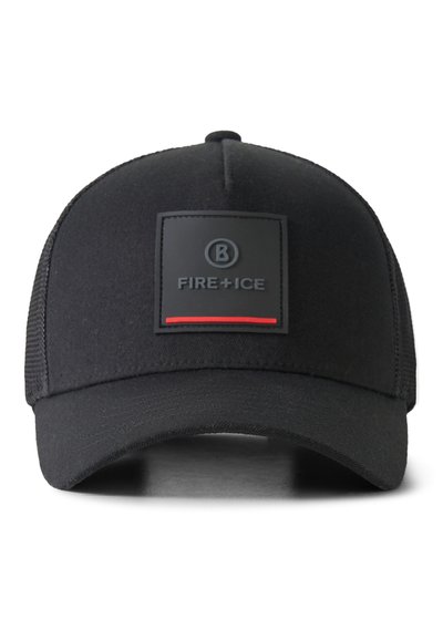 Casquette de baseball noire avec un dos en mesh, comportant un patch carré libellé "B FIRE+ICE" et une fine ligne rouge en dessous.