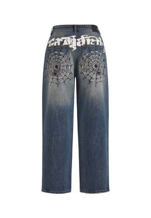 Donkerblauwe denim jeans met een ontspannen pasvorm, voorzien van witte spinnenwebborduring op de achterzakken en een opvallend logo erboven.