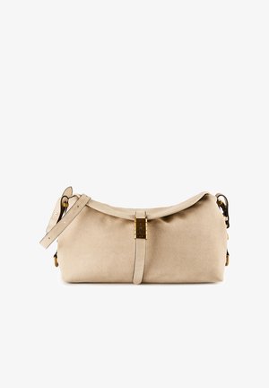 Τσαντάκι ώμου από μπεζ σουέντ με ρυθμιζόμενο λουρί, κλείσιμο με καπάκι και χρυσή αγκράφα στο κέντρο μπροστά.