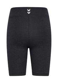 Svarta sportshorts med en slät yta, knälång klippning och vit chevrondetalj på midjebandet.