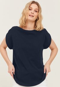 Marineblå bomulds T-shirt med rund halsudskæring, korte ærmer og afslappet pasform; glat tekstur og let buet kant.