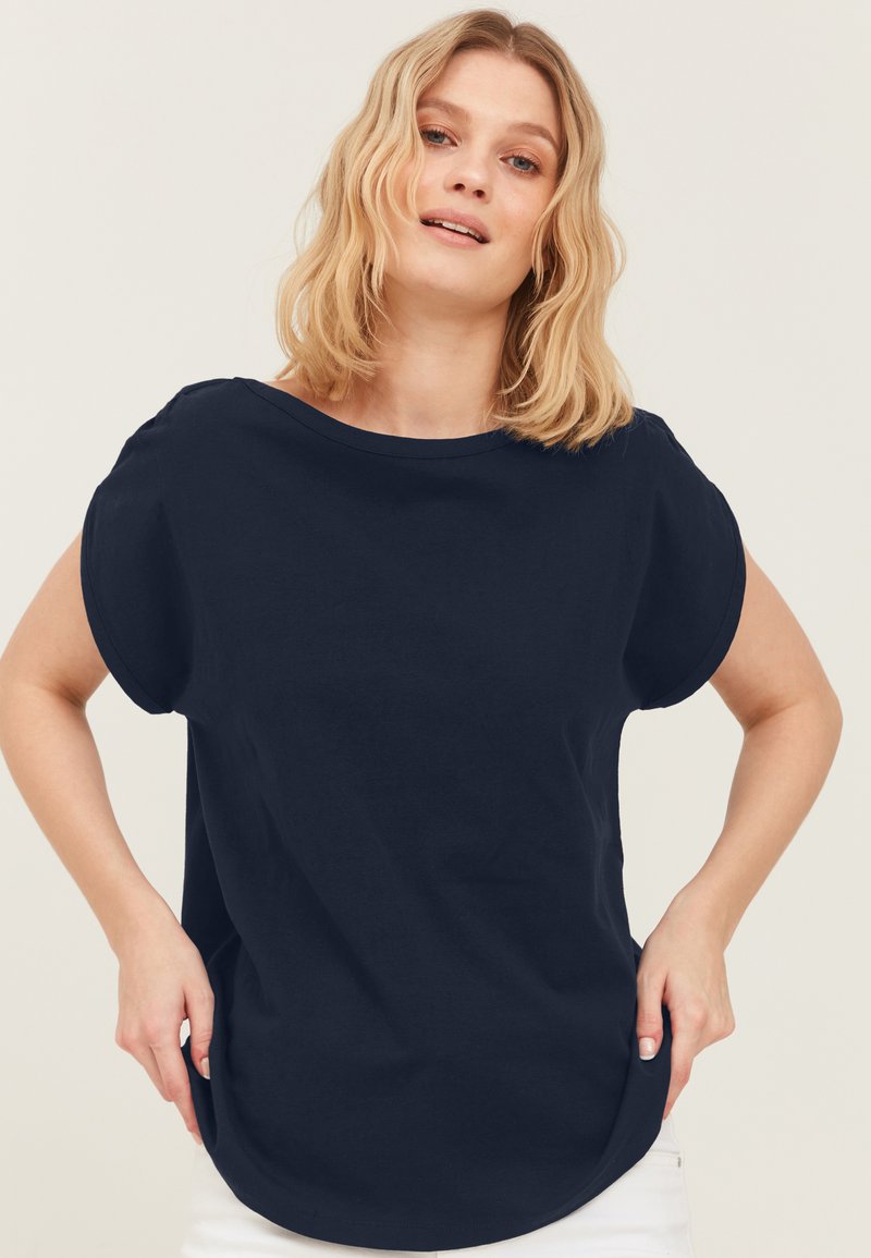 Marineblå bomulds T-shirt med rund halsudskæring, korte ærmer og afslappet pasform; glat tekstur og let buet kant.
