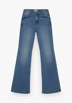 Blauwe denim jeans met hoge taille en uitlopende pijpen, voorzien van voor- en achterzakken en knoopsluiting aan de tailleband.