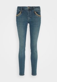 Vaqueros ajustados en denim azul medio, con bolsillos acentuados en dorado y un cierre clásico de botón. Textura suave con un desvanecimiento mínimo.