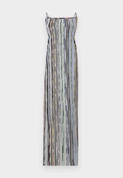 Hosszú, testhezálló ruha finom függőleges csíkokkal különböző színekben. Az anyag fényesnek tűnik, vékony spagetti pántokkal és egyenes dekoltázzsal.