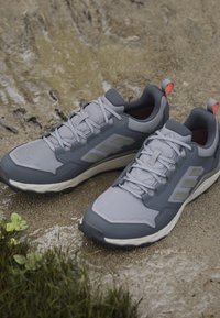 Adidas Terrex TRACEROCKER 2 GORE-TEX TRAIL RUNNING SHOES - Tenisice za trail trčanje - grey/olive