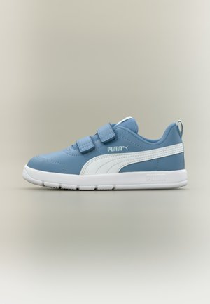 Niebiesko-biały sneaker Puma z dwoma paskami na rzep i markowaną podeszwą na neutralnym tle, widziany z zewnętrznej strony.
