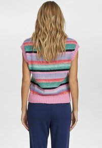 Gestreepte gebreide vest met korte mouwen, met roze, groen, koraal en blauwe strepen, gestructureerde afwerking en geribbelde zoom.