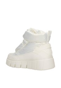 Białe, ocieplane botki do kostki z grubą, rowkowaną podeszwą, pętelką z tyłu i gładką, syntetyczną cholewką z przeszyciami.