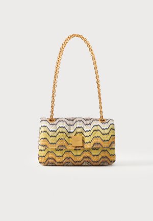 Sac à main rectangulaire avec motif zigzag jaune, blanc et marron, fermoir carré doré et bandoulière en chaîne dorée sur fond uni.